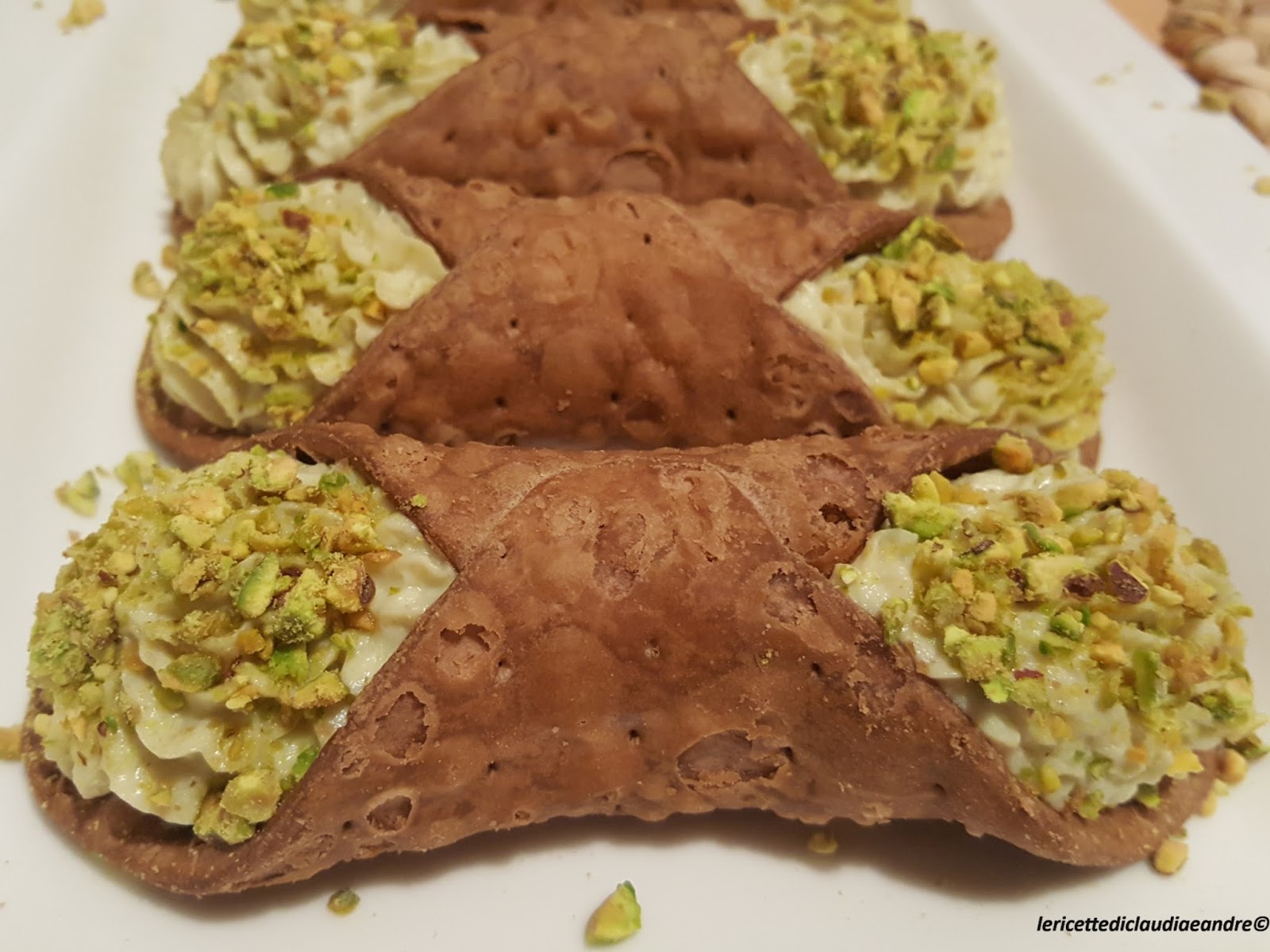 Cannoli con crema di ricotta e pistacchio Ricetta ed ingredienti dei