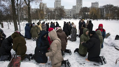 Mengapa Orang-Orang Ukraina ini Berdoa Setiap Hari Dengan Berlutut Selama Lima Tahun