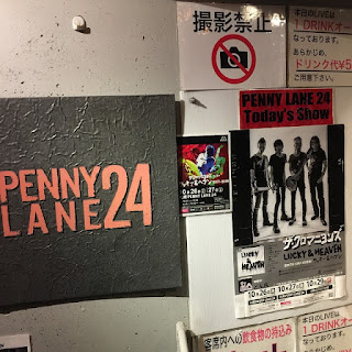 PENNY LANE 24の看板と、ザ・クロマニヨンズLiveのポスター
