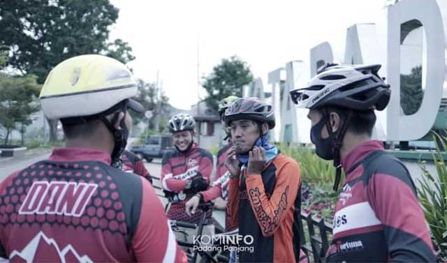 Pulang Kampung Pakai Sepeda, Andre Febrima Disambut Pecinta Sepeda di Padang Panjang