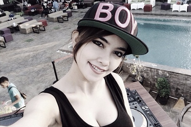 Daftar Dj Wanita Indonesia Paling Hot Dan Seksi Serta Foto Buat Kagum Netizen Melihat Live Mereka Daftar Dj Wanita Indonesia Paling Hot Dan Seksi Serta Foto Buat Kagum Netizen Melihat Live Mereka