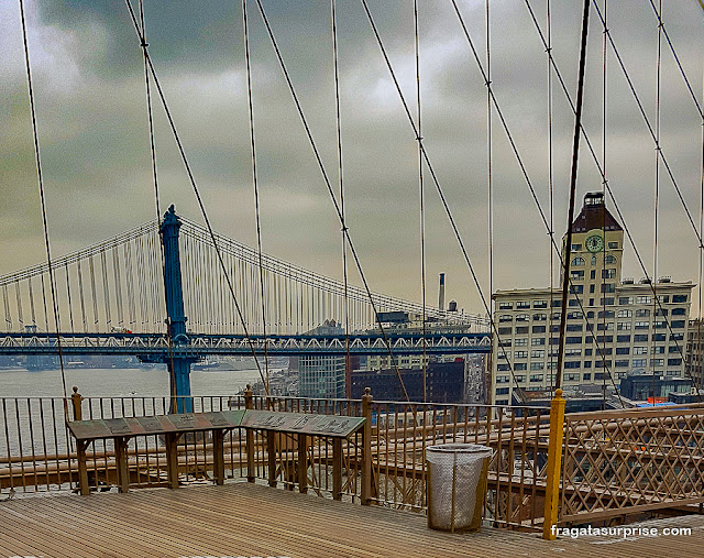 Como atravessar a ponte do Brooklyn, em Nova York Painéis informativos na Ponte do Brooklyn