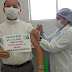  Padre Lucivaldo Canuto toma 1ª dose de vacina contra convid-19, em Nova Olinda. E com cartaz diz: Vacina Sim! Viva o SUS! Obrigado Profissionais da Saúde. Fora BOLSONARO!