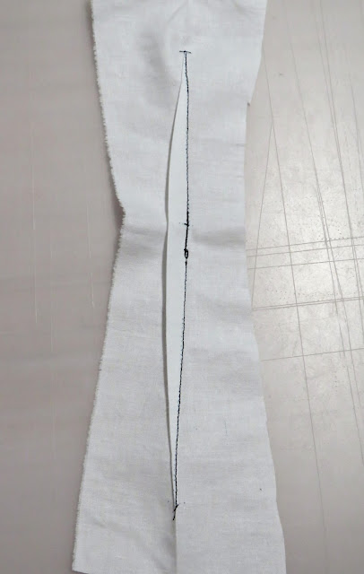 Pinza diamante del lado del revés planchada hacia un lado