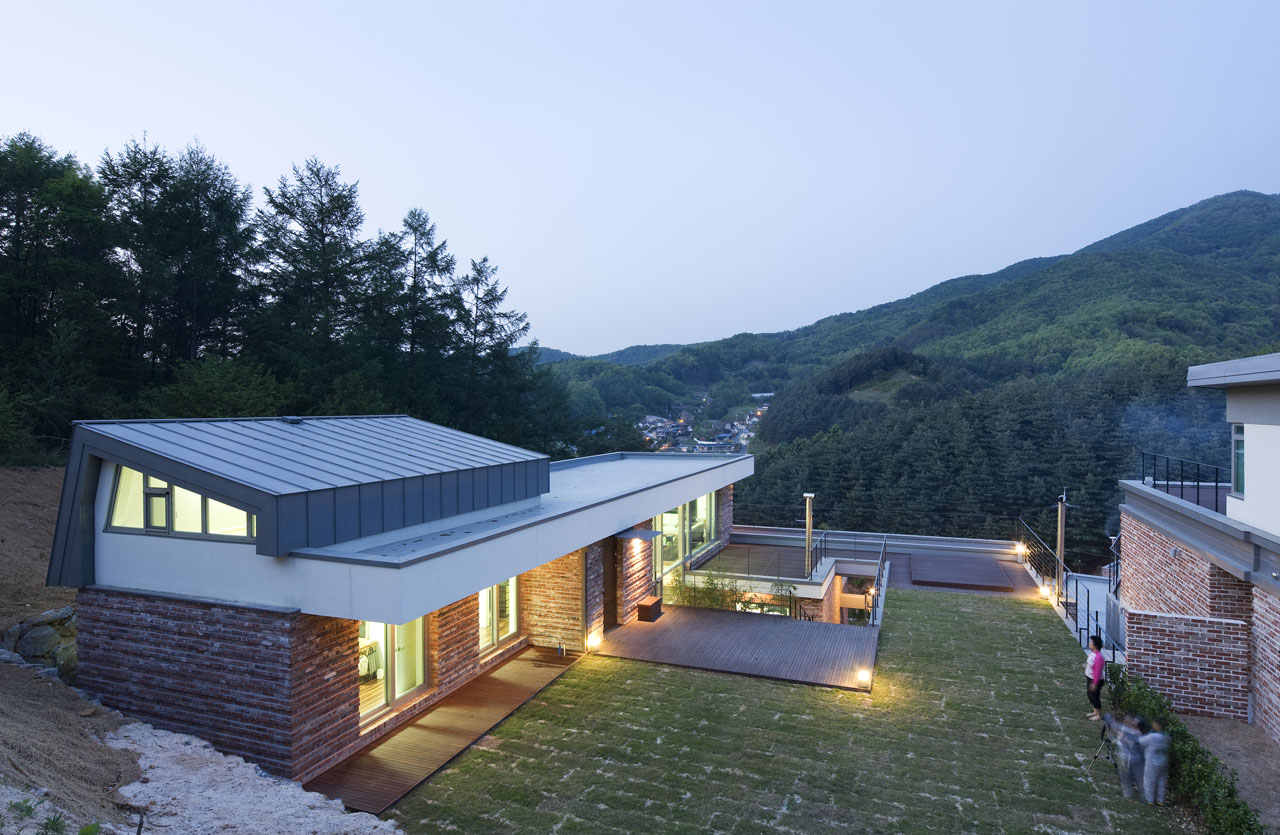 Гараж на склоне. Тини хаус с односкатной крышей. Гараж на склоне. Одноэтажный дом на склоне. Дом на склоне проекты.