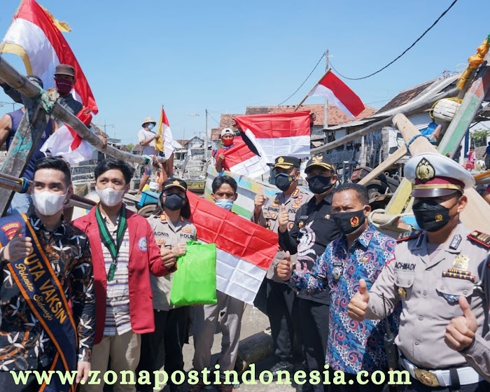 Kapolresta Sidoarjo Bagikan Bansos Sembako dan Bendera Merah Putih di Kampung Nelayan