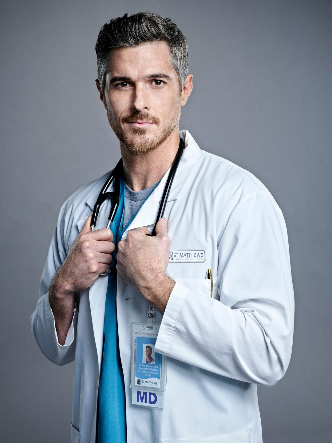 Том или ином враче. Dave Annable. Доктор Evan Antin. Дэйв Эннэйбл красные браслеты. Красивый врач мужчина.
