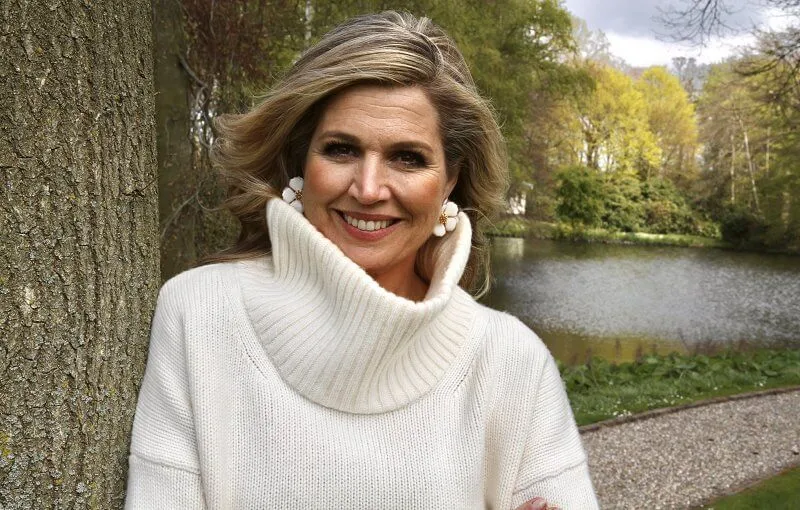 Queen Maxima wore a limited edition wool cashmere scoop neck sweater from Massimo Dutti, and floral earrings from Zara