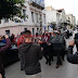 [Ελλάδα]Έφτασε ο Πέτσας στην Πάτρα - Αποδοκιμασίες εμπόρων έξω το Δημαρχείο(video)