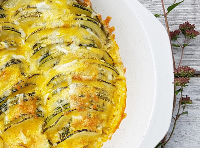 Schnelles Rezept: Zucchini-Scheiben mit Käse überbacken aus dem Backofen. Der überbackene Käse macht's: So essen meine Kinder auch liebend gern Gemüse, das sie sonst verweigern.