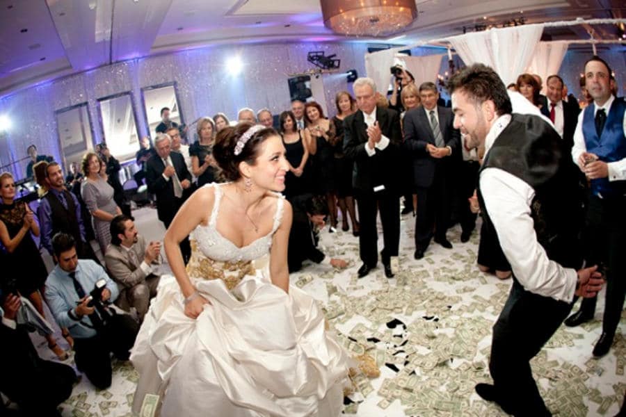 Почему нельзя играть свадьбу. Греческая свадьба традиционная. Свадебные традиции в Греции. Греческая свадьба танец. Танцы на свадьбе.