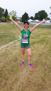 Coureuse souriante, médaille, Demi-Marathon des Vignobles, champ