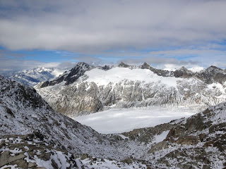 Ein paar Berner Gipfel zeigen sich zaghaft zwischen den Wolken