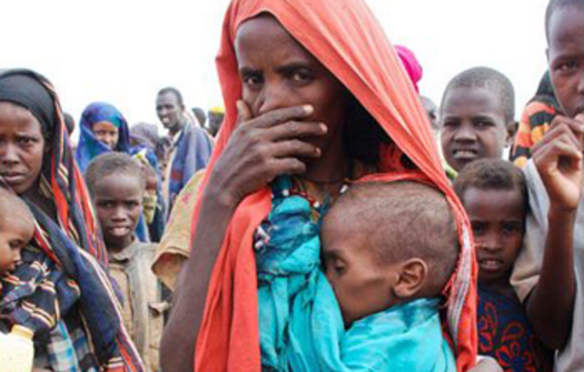 Mujer con su hijo desnutrido sufren hambruna en África 