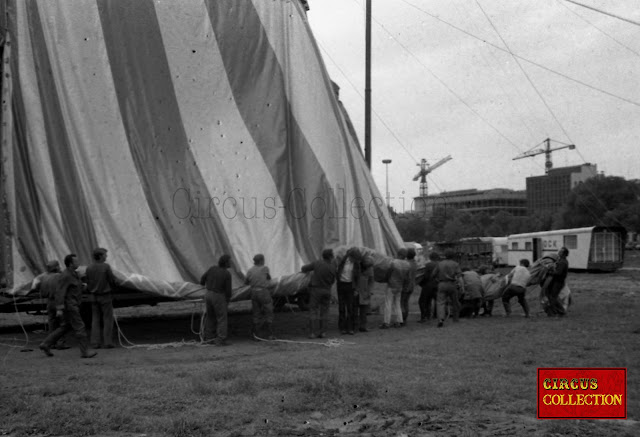 Montage du chapiteau du Cirque Nock sur la Plaine de Plainpalais à Genève  mai 1973