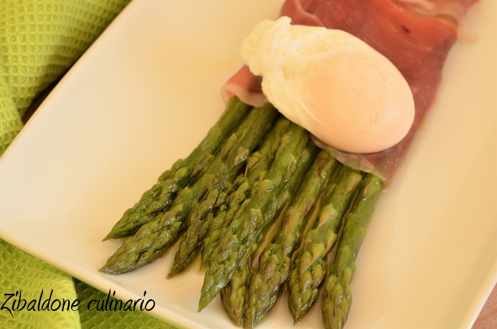 Zibaldone culinario Asparagi Bio con prosciutto crudo e uovo in camicia