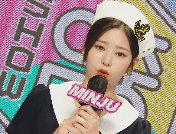 아이즈원> 마린룩 입은 음악중심 MC 김민주
