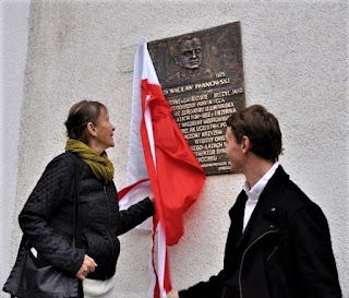 Córka i wnuk dr. Wacława Iwanowskiego odsłonili tablicę poświęconą zasłużonemu dla Ciechocinka lekarzowi 2017r.