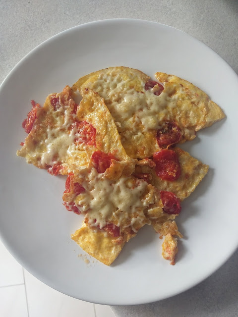 omlet z pomidorkami, serem żółtym i rukolą