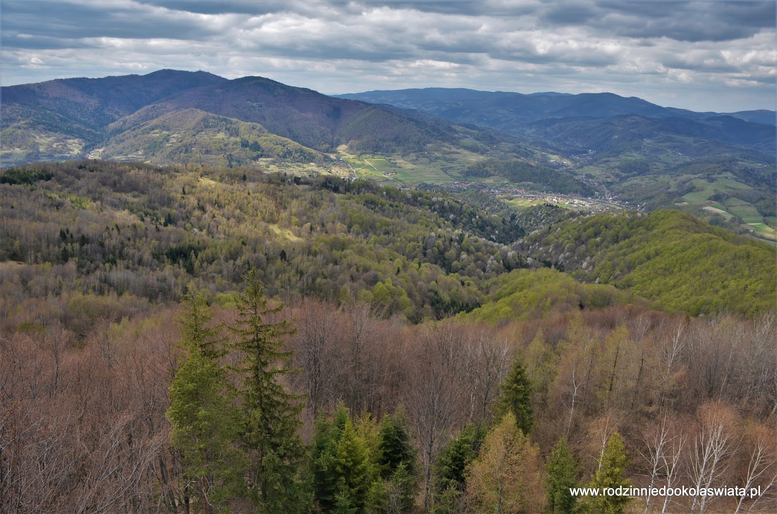 Wieża widokowa na Koziarzu z Tylmanowej Beskid Sądecki z dziećmi