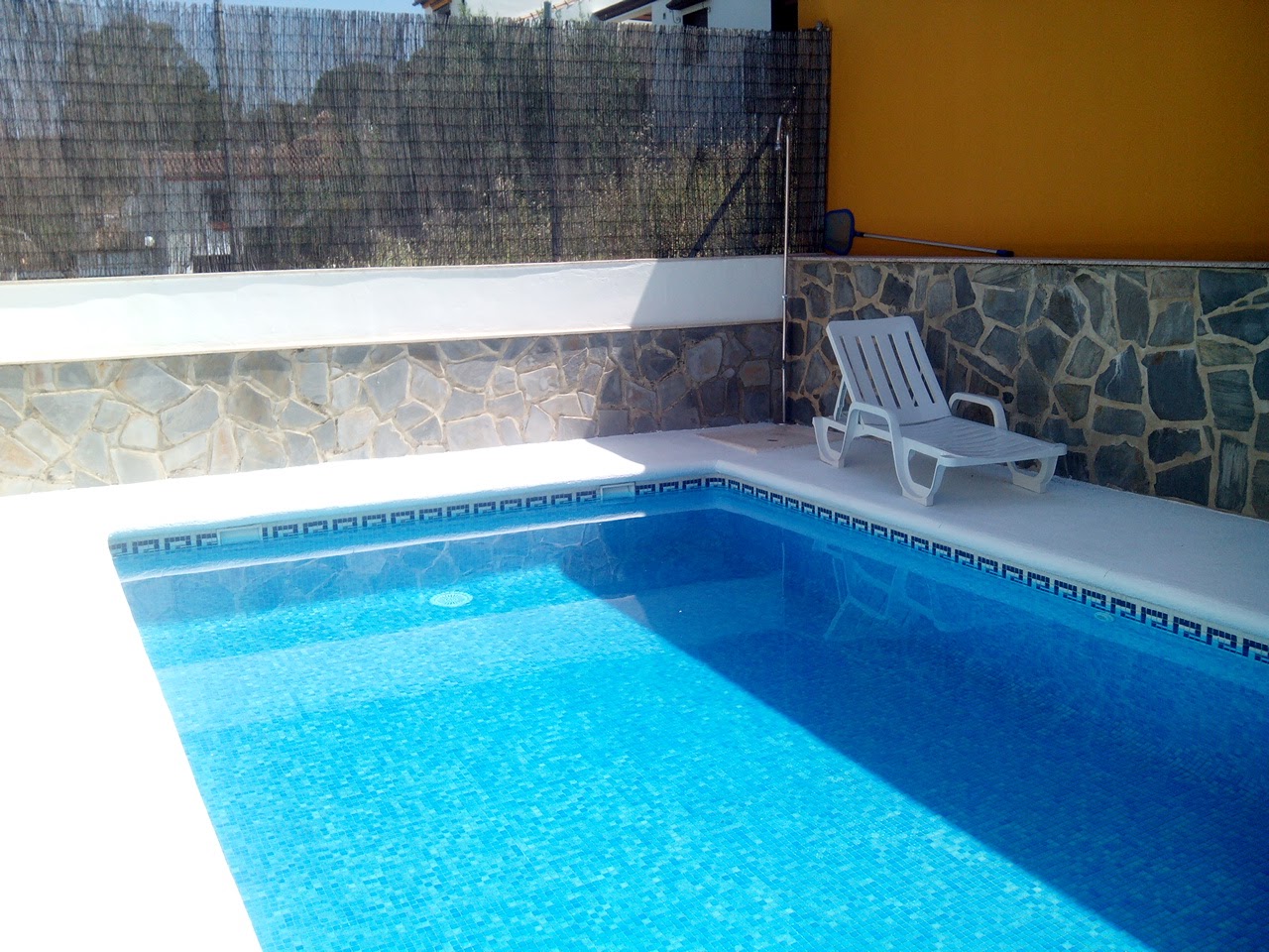 Casa Sierra de Cádiz : PATIO PISCINA SOLÁRIUM PORCHE BARBACOA!!!!!