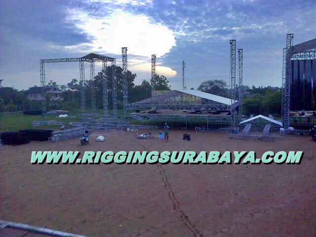 Panggung dan Rigging stage terpasang