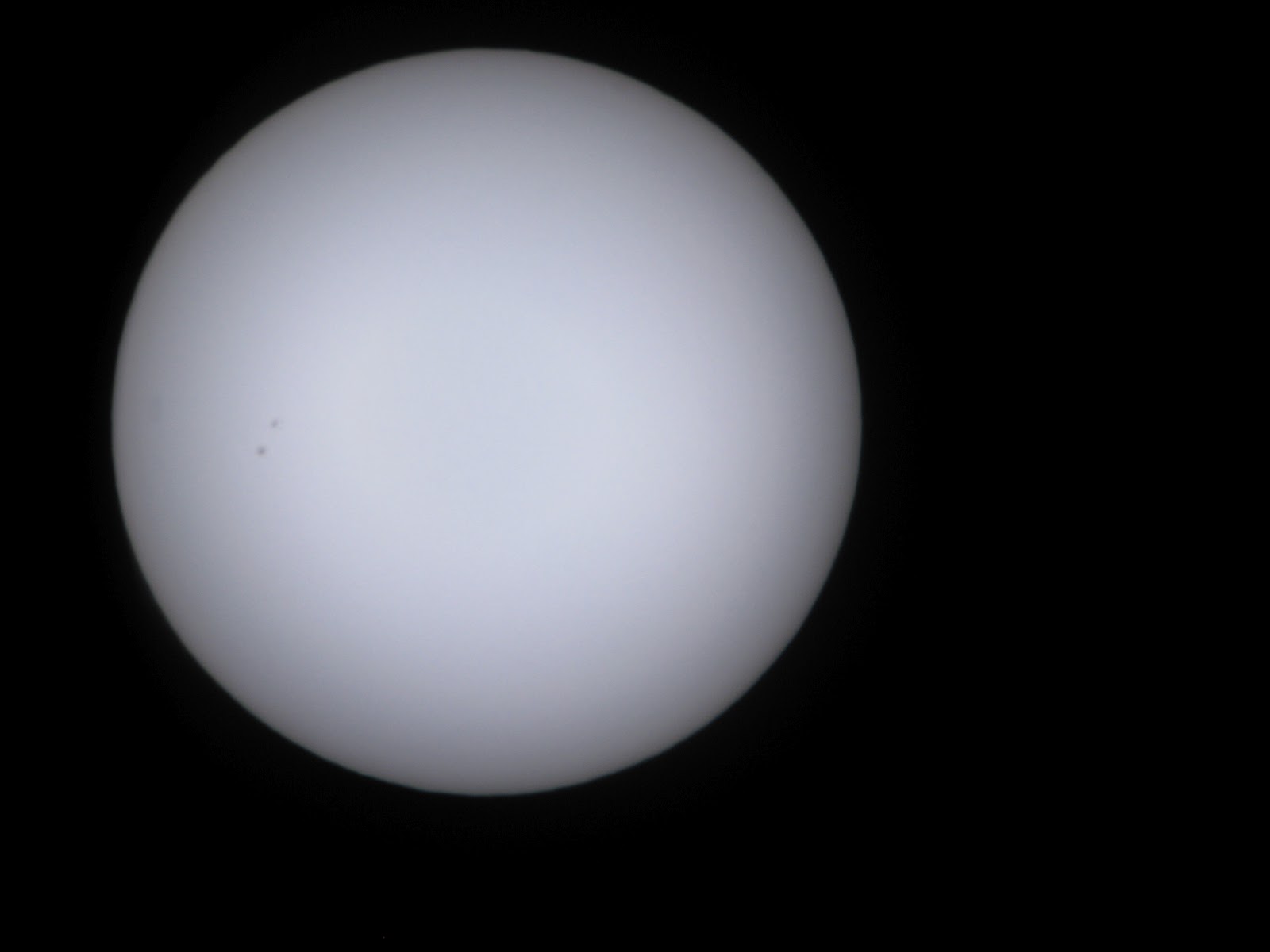 Ο Ήλιος μας, όπως φαίνεται με ηλιακό φίλτρο astrosolar, στο ορατό φως. Διακρίνονται μόνο κηλίδες, όταν υπάρχουν.