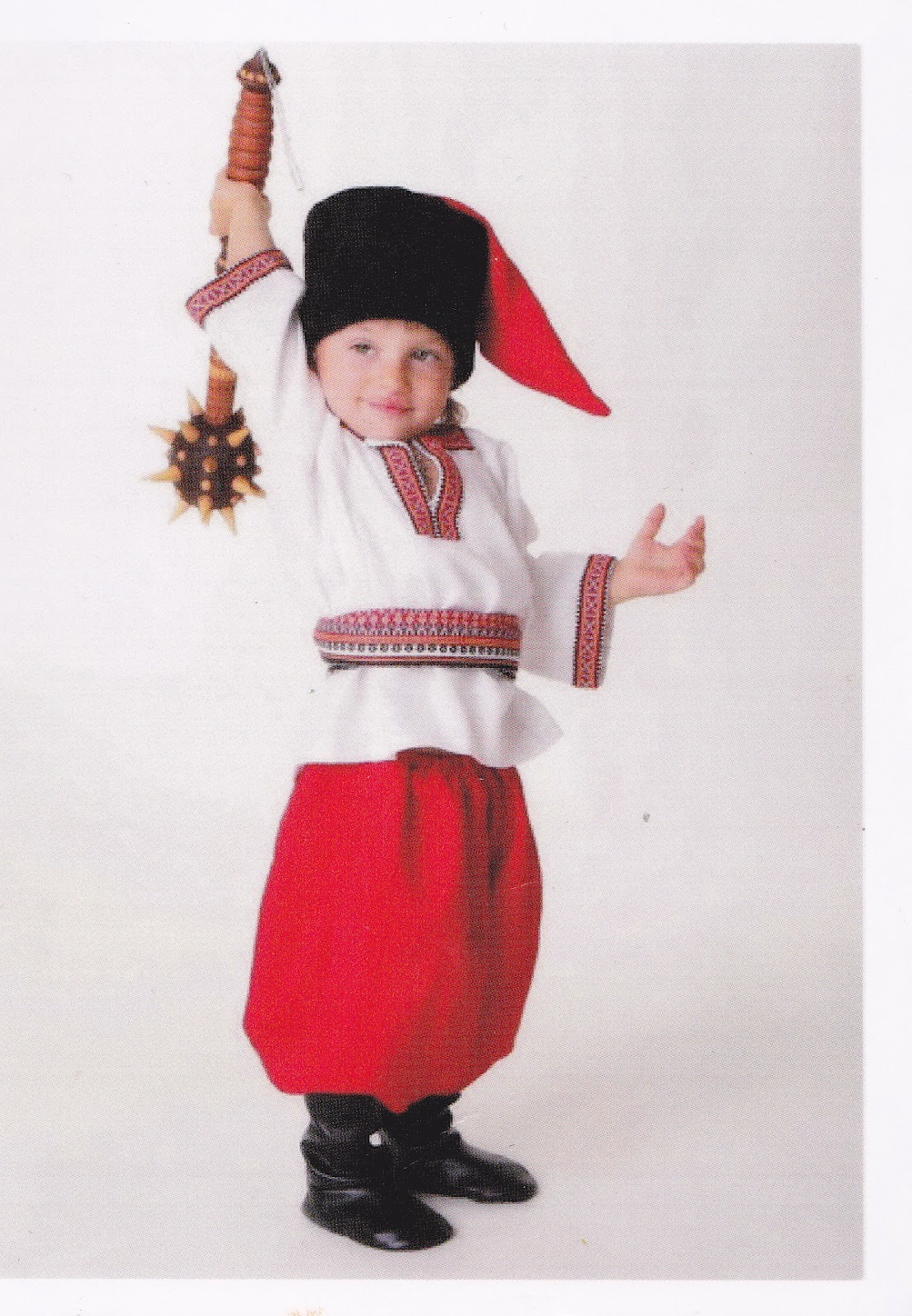 Маленькие украинцы. Дети в национальных костюмах. Украинский национальный костюм для мальчика. Украинские дети в национальных костюмах. Костюм украинца для мальчика.