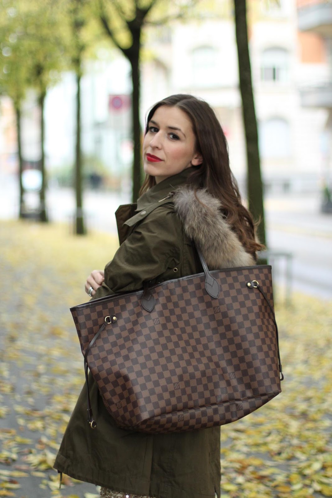 17 Stylish Outfit ideas with Louis Vuitton Neverfull Bag Glamhere.com
