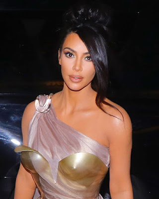 Kim Kardashian  pamer rambut dan seksi gaun 