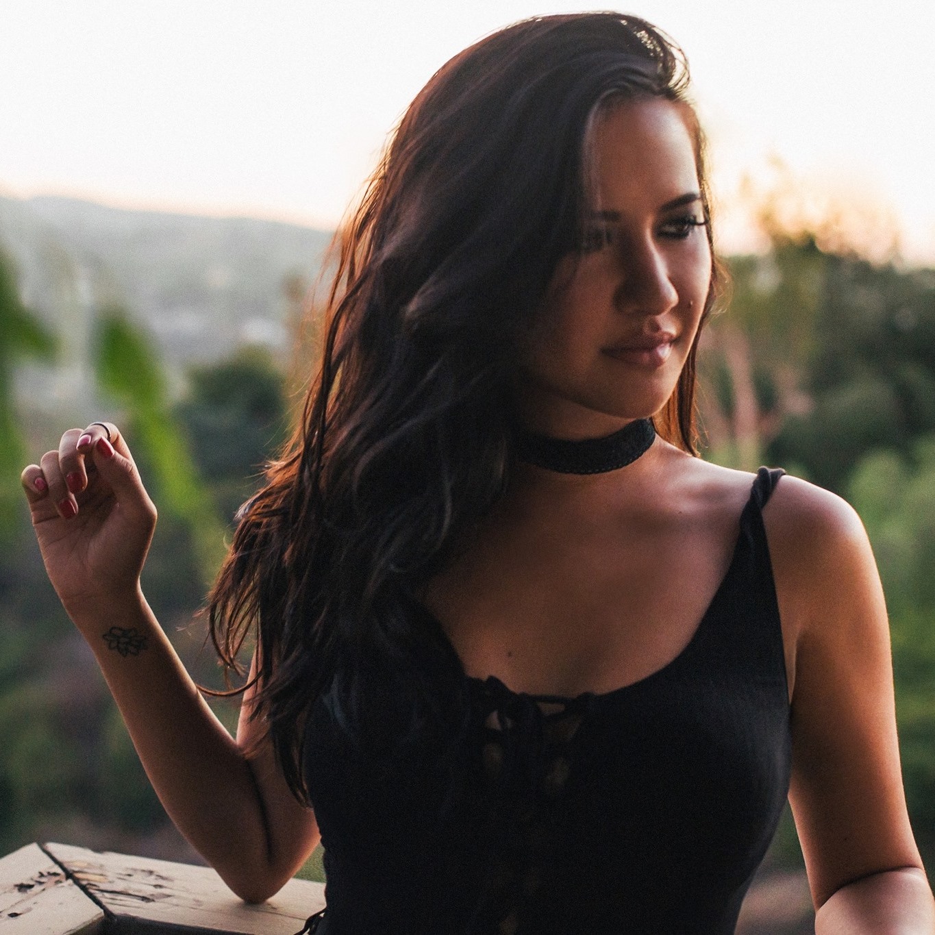 Malia j smells like. музыкотерапия для детей. диджей в наушниках. малия горман. Malia young bones.