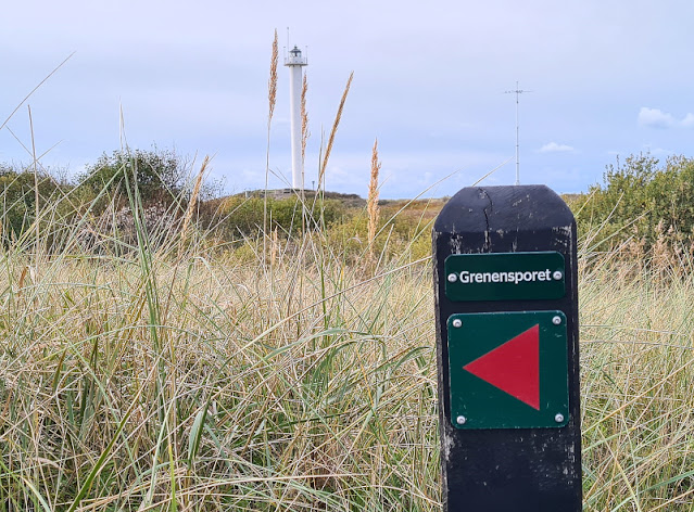 Dänemark-Urlaub: Ein Leuchtturm-Tag in Skagen. Der vierte Leuchtturm ist Skagen Fyr Vest, auf Deutsch Skagen West. Er ist ebenfalls weiß und steht mitten in den Dünen. Die rote Grenen-Spur führt als Weg daran vorbei und eignet sich für einen Spaziergang.