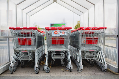 Тележки в супермаркете | 20 психологических и маркетинговых уловок, которые заставляют нас покупать больше в магазинах