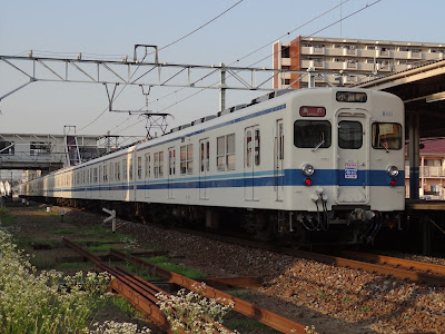 駅に停車中の8000系8111F