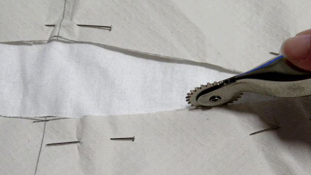 Detalle de la ruleta pasando por el dibujo de la pinza para marcar sobre la tela