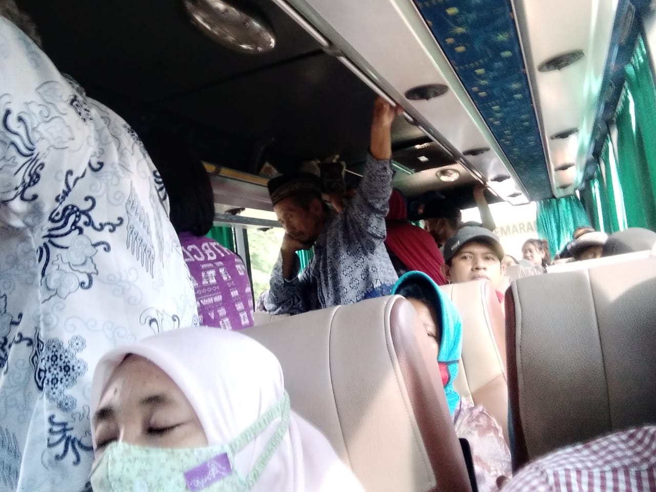 Penumpang Bus Berjejal, Prokes Covid-19 Diabaikan