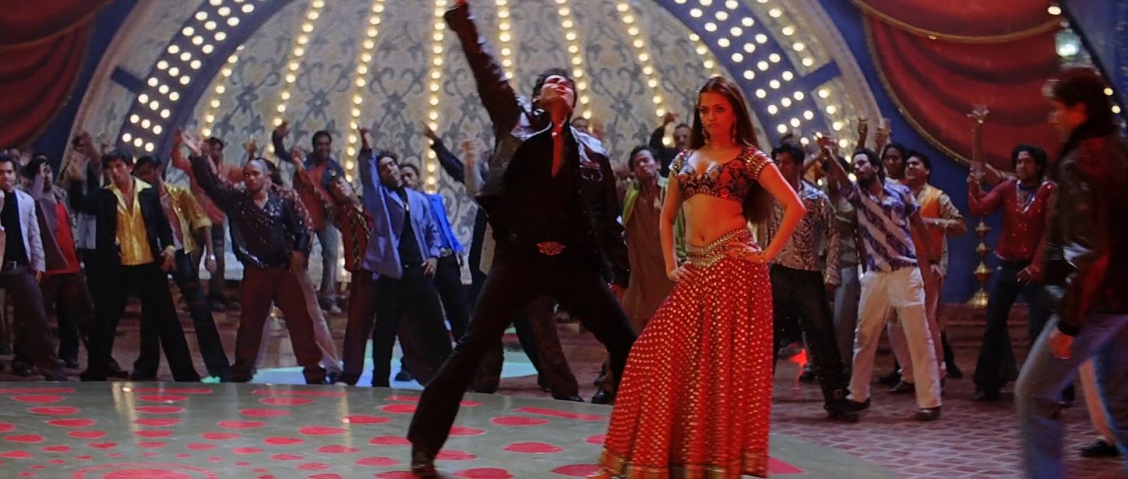 Aishwarya Rai sexy navel, kajra re hot HD still of Aishwarya Rai