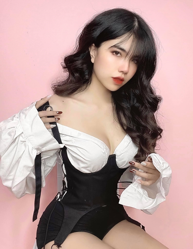 Mai Dora lộ ảnh nóng
