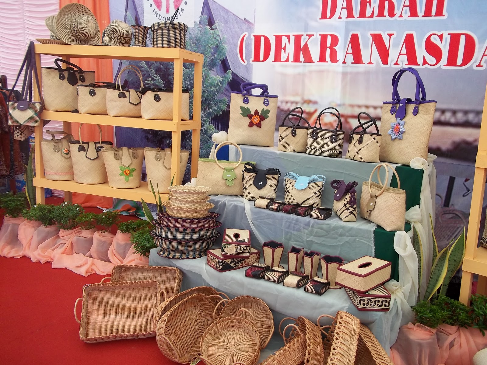 Rut Sianipar's Tools: Kerajinan Rotan Cantik Palangka Raya