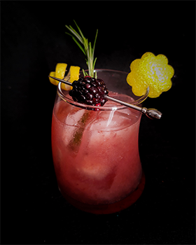 Holidayberry Bramble + xarope de alecrim + sugestão de decor para drinks