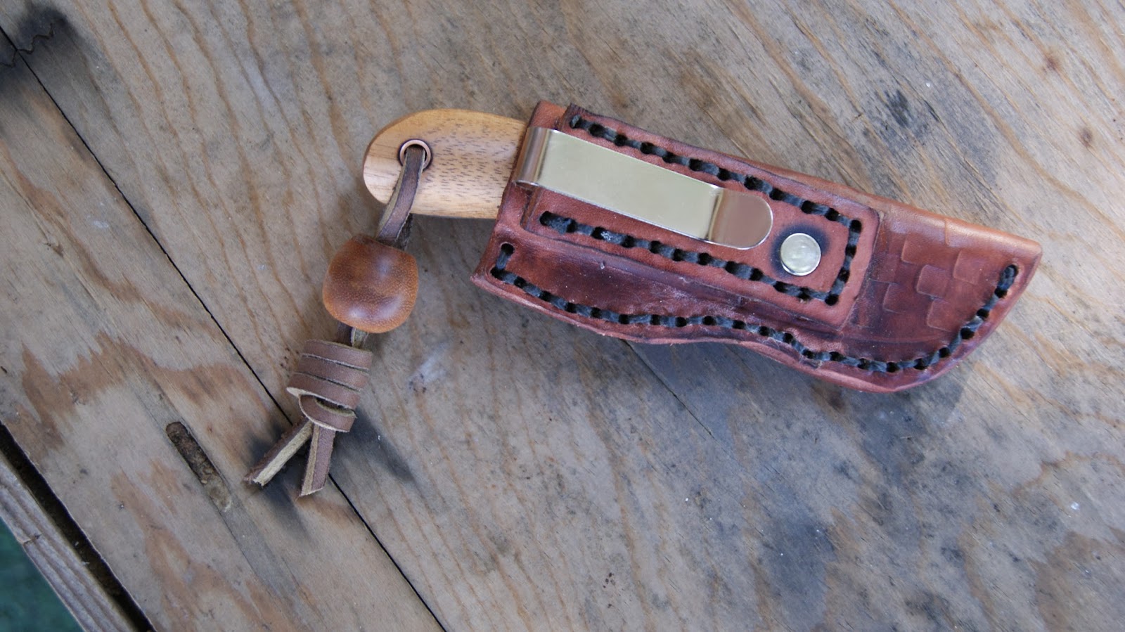 Knife Wonder Amendoin and copper pins with a pocket clip sheath