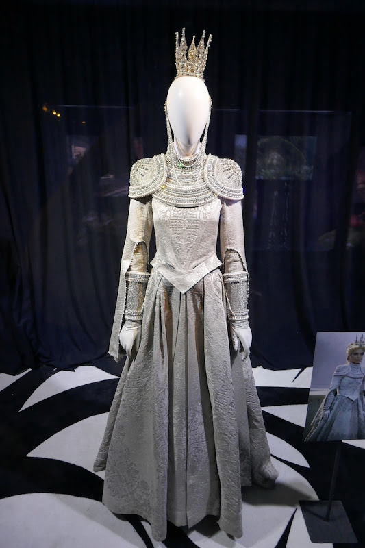 Michelle Pfeiffer's Queen Ingrith costume from Maleficent: Mistress of ...