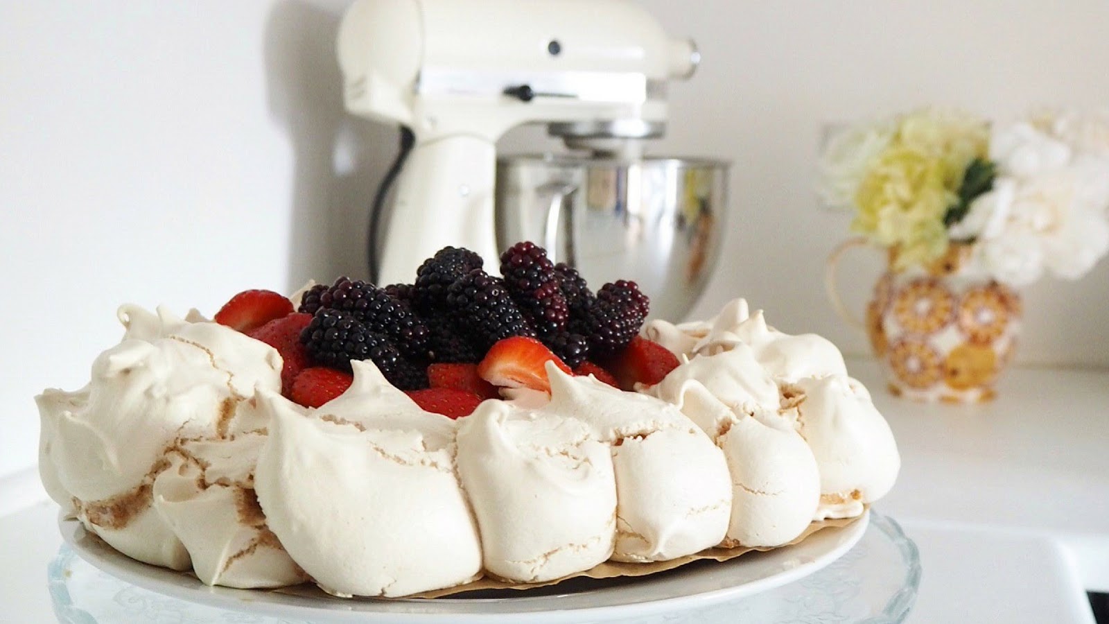 Best easy meringue recipe, how to get egg whites to stiffen to create an easy to make meringue summer pavlova. Make sure you whisk the egg whites for a long time, you can't overwhisk. Add the sugar slowly and keep whisking.