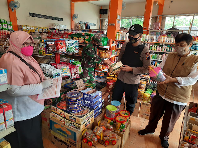 Peduli Kesehatan Warga Binaan, Babinsa Sidak Makanan Kadaluarsa