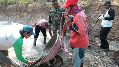 SATGAS TNI BERSAMA WARGA SUKOREJO NGEBUT MENYELESAIKAN SEMUA PROGRAM TMMD REGULER KE 103 KODIM 0725/SRAGEN