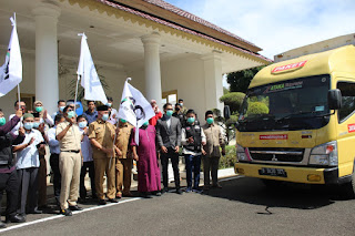 Gubernur Sumbar Irwan Prayitno melepas kapal kemanusian bantuan logistik untuk Sulawesi Barat dan Kalimantan Selatan