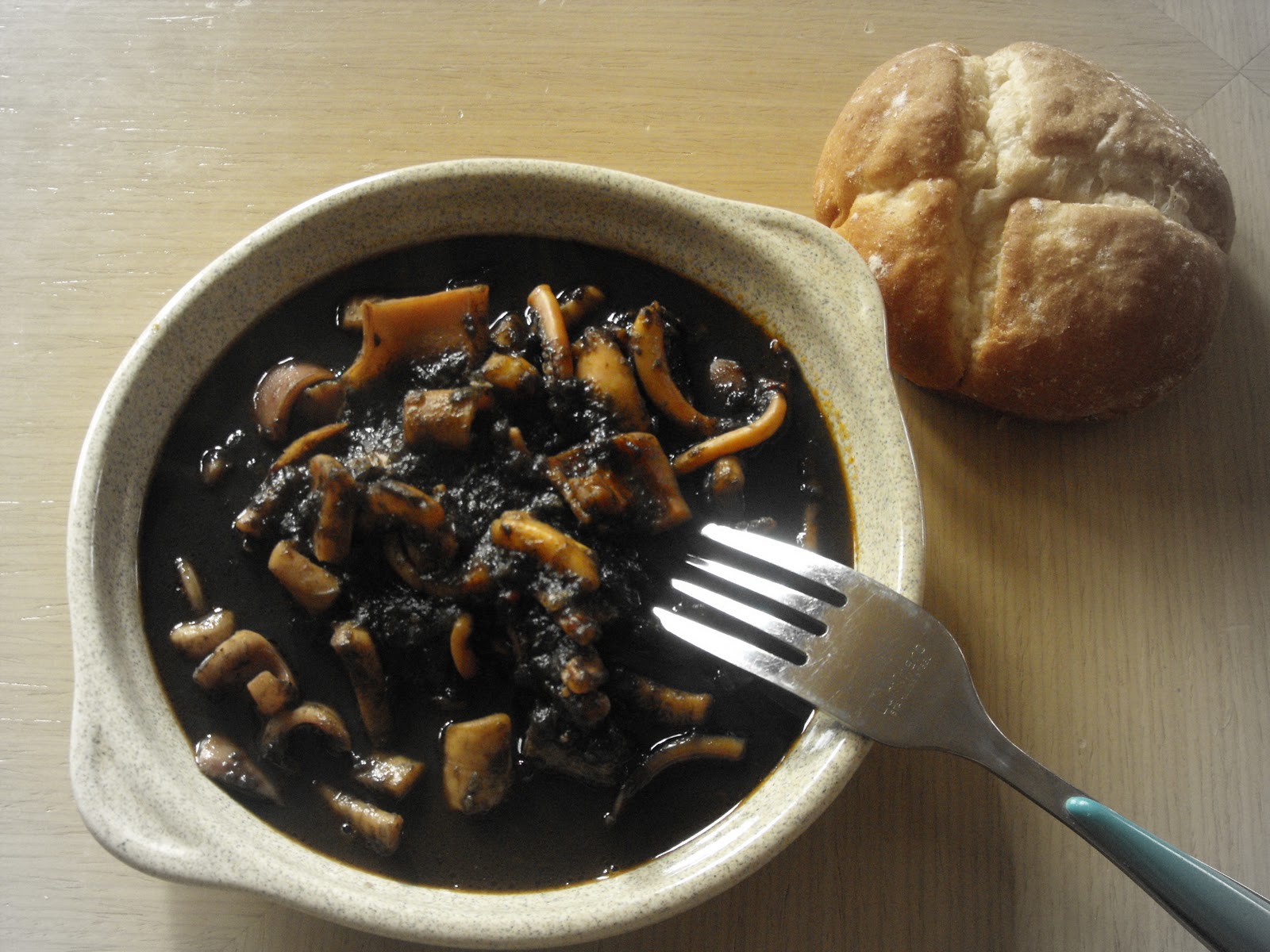 Cocer y cantar Calamares en su tinta (Thermomix )