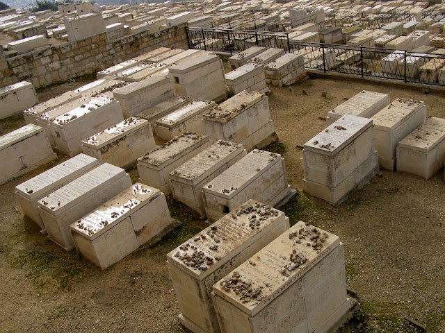 ¿Porqué se ponen piedras sobre las tumbas judías?.