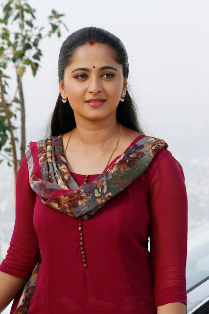 Anushka Shetty homely look from Singam 3