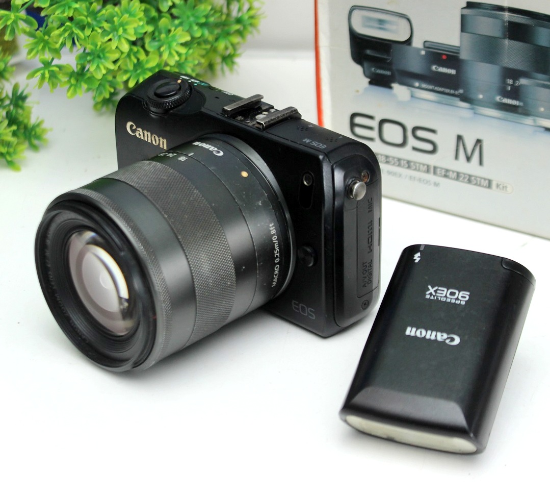 Mirrorless Canon EOS M Kit